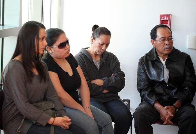 Jessica, Esther y Francisco Rodríguez, hablan desde su casa en Winnetka, acerca del homicidio de su hijo.