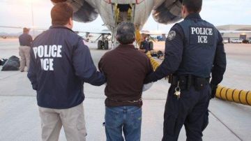 Personal del ICE conduce a un hombre deportado.
