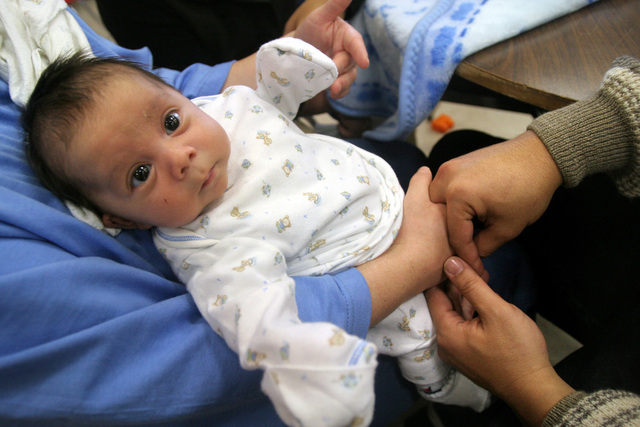 Niños y bebés separados de sus padres llegan a centros en Michigan donde no tienen ni pañales