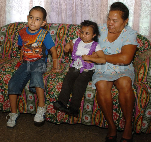 Cintia Pamela Morales con su madre y un sobrinito,