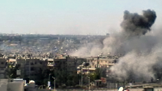Una columna de humo salía de un área residencial en la ciudad de Homs, Siria, el lunes. El principal funcionario de la ONU dijo que ese país se encuentra ya en estado de guerra civil.