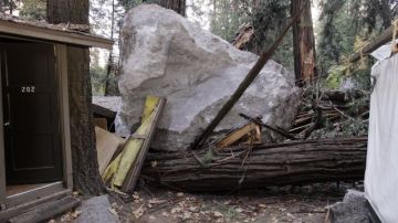 Una gran roca cayó en Curry Village en el Parque Nacional Yosemite, en 2008.