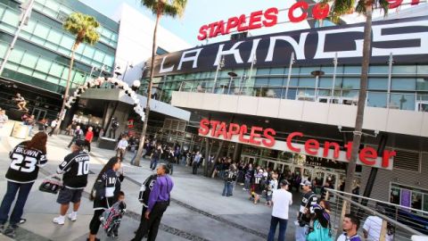 Miles de fans obtuvieron el martes un boleto de entrada para asistir a los festejos que se realizarán a partir de las 2:30 p.m. dentro del Staples Center, casa del equipo de hockey sobre hielo L.A. Kings.