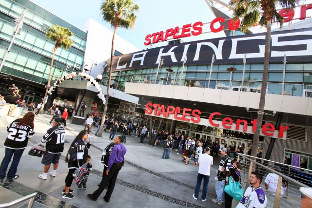 Miles de fans obtuvieron el martes un boleto de entrada para asistir a los festejos que se realizarán a partir de las 2:30 p.m. dentro del Staples Center, casa del equipo de hockey sobre hielo L.A. Kings.