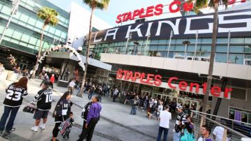 Miles de fans obtuvieron el martes un boleto de entrada para asistir a los festejos que se realizarán a partir de las 2:30 p.m. dentro del Staples Center, casa del equipo de hockey sobre hielo L.A. Kings.