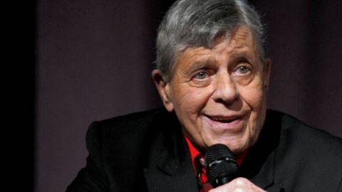El actor Jerry Lewis hablando en la premiere de  "Method to the Madness of " en Los Angeles en diciembre del 2011.