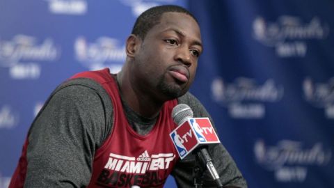 Dwyane Wade escucha una pregunta durante una conferencia de prensa.