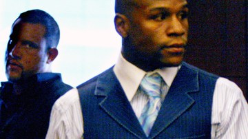 Floyd Mayweather Jr. (centro) le grita a un fotógrafo tras abandonar la corte donde fue sentenciado a 90 días de prisión.