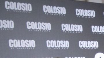 Dirigida por el cineasta mexicano Carlos Bolado, el filme plantea dudas sobre la versión oficial de que un pistolero planeó y llevó a cabo por sí solo el asesinato de Colosio.