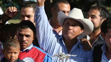 En esta foto  del 2010,  se observa a José Treviño Morales saludando a la multitud luego de que su caballo Mr. Piloto ganara  una carrera en el  hipódromo de Ruidoso Downs, Nuevo México.