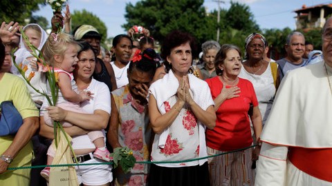 El cardenal cubano Jaime Ortega asiste a procesión en honor de la Santa Patrona de la Virgen de la Caridad del Cobre, en La Habana.