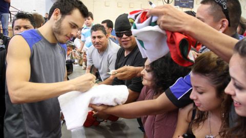 El monarca de los medianos, mexicano Julio César Chávez Jr., firma autógrafos a sus seguidores ayer, en el Paso, Texas.