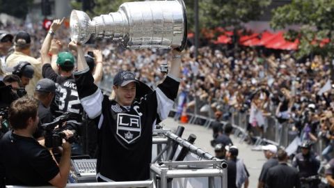 Fanáticos se congregaron en el centro de Los Ángeles para celebrar el triunfo de los Kings.