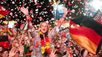 Aficionados alemanes celebran la victoria ante Holanda, en la puerta de Brandemburgo, Berlín.