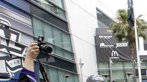 Bailey, la mascota de Los Angeles Kings, anima a los fans fuera del  Staples Center.