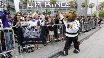 Bailey, la mascota de Los Angeles Kings, anima a los fans fuera del  Staples Center.