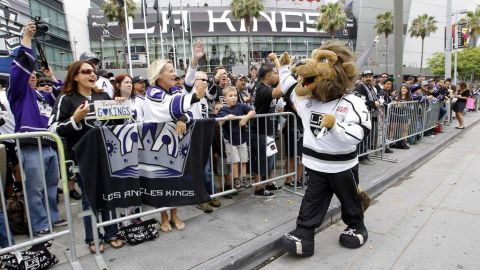 Bailey, la mascota de Los Angeles Kings, anima a los fans fuera del Staples Center.