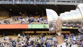 Justin Williams, de Los Angeles Kings, los campeones de la Copa Stanley de hockey sobre el hielo, sostiene el trofeo de campeones durante la ceremonia de inicio del juego entre Angelinos y Dodgers, el 13 de junio de 2012.