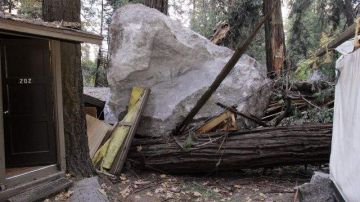 Una gran roca cayó en Curry Village en el Parque Nacional Yosemite en 2008.