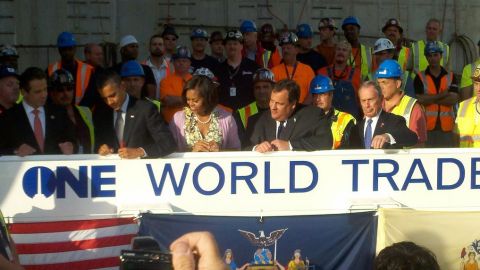 En el orden acostumbrado, el gobernador de NY, Andrew Cuomo, el presidente de EEUU, Barack Obama, la primera dama Michelle Obama, el gobernador de Nueva Jersey, Chris Christie y el alcalde de NY, Michael Bloomberg, esta tarde en el World Trade Center.