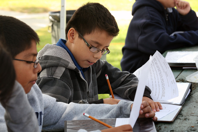 Erick Vargas, de 11 años (c), es uno de los niños que aprovecha el programa de verano en el  Central Park de Pasadena.
