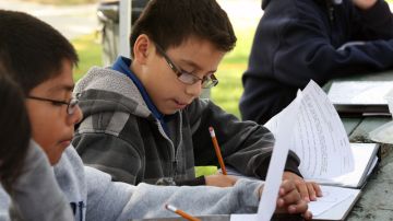 Erick Vargas, de 11 años (c), es uno de los niños que aprovecha el programa de verano en el  Central Park de Pasadena.