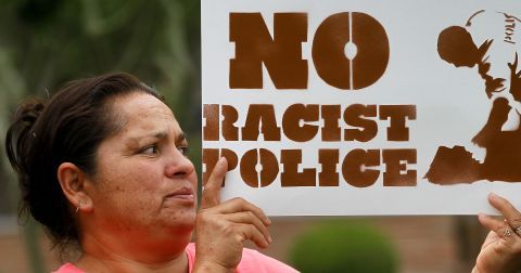María Leyba de Phoenix protesta contra la ley de inmigración SB1070 en Arizona.