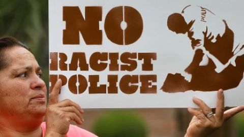 María Leyba de Phoenix protesta contra la ley de inmigración SB1070 en Arizona.