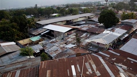 Viviendas en San Pedro de Sula, donde sus residentes enfrentan todo tipo de actos violentos diariamente.