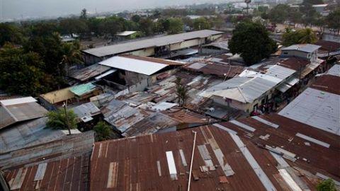 Viviendas en San Pedro de Sula, donde sus residentes enfrentan todo tipo de actos violentos diariamente.