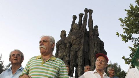Seguidores del líder del Partido Socialista griego, Evangelos Venizelos, participan en un evento de campaña, ayer.