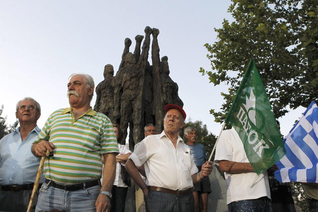Seguidores del líder del Partido Socialista griego, Evangelos Venizelos, participan en un evento de campaña, ayer.