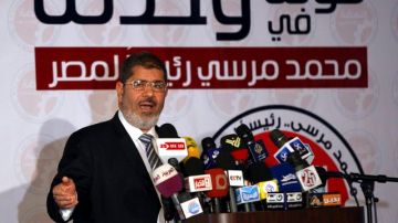 El candidato presidencial egipcio Mohamed Mursi comparece en una rueda de prensa en El Cairo, Egipto, ayer.