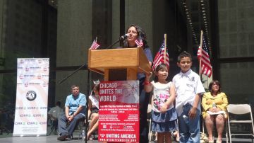 Mariuxi Benítez, quien es parte del programa Uniendo América, con sus hijos Marix Siguenza, de 5 años y Josué Siguenza, de 7 años.