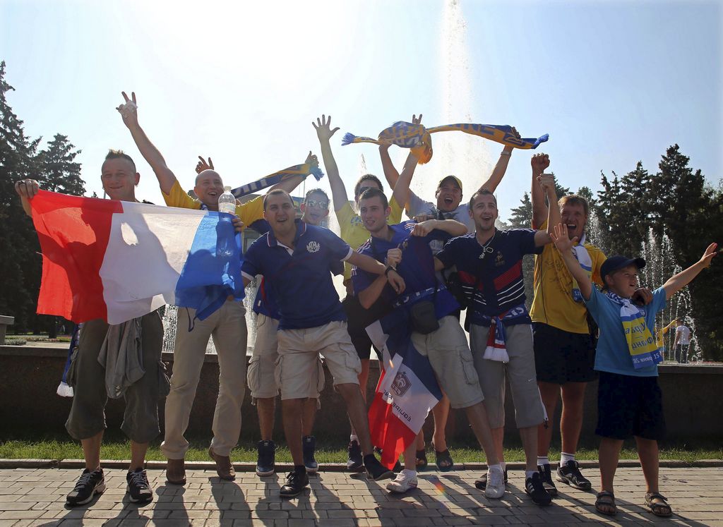 Aficionados ucranianos y franceses confraternizan antes del comienzo del partido de la Eurocopa 2012.