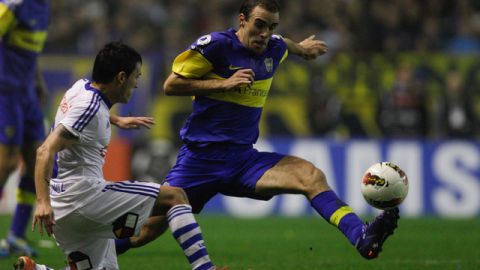 El jugador de Boca Juniors,  Leandro Somoza (der.), pelea la pelota con el defensa de la U de Chile, Charles Aranguiz, en el duelo de ayer.