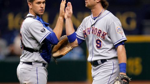 El receptor Josh Thole (izquierda) y Kirk Nieuwenhuis (derecha) se felicitan mutuamente tras la victoria de los Mets ayer.