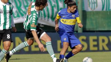 Walter Erviti (derecha) uno de los baluartes del líder Boca Juniors.