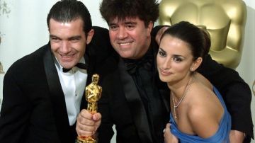 Banderas, Cruz y Almodóvar cuando celebraban el Oscar al Mejor Film Extranjero por "Todo sobre mi madre" en marzo de 2000.