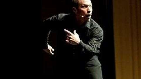 El monólogo del comediante Elizardi Castro es una combinación de historias sobre su familia y su experiencia como puertorriqueño viviendo en  Estados Unidos.
