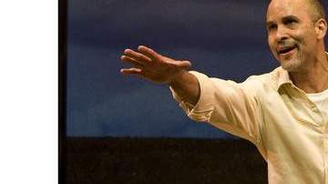 Julio Monge es Hombre en el musical experimental 'Los Otros', que se representa en LA.