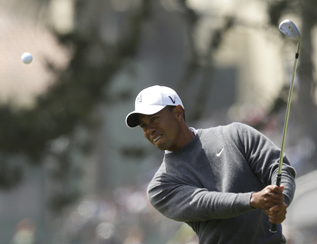Tiger Woods sale del tercer green en el Club Olympic.