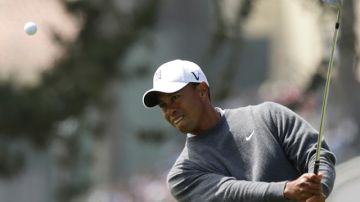 Tiger Woods sale del tercer green en el Club Olympic.