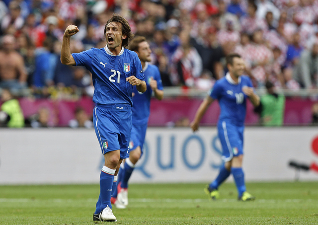 Pirlo, quien fue el cerebro y motor italiano frente a los croatas, festeja el 1-0 que sin embargo no alcanzó para ganar el encuentro.