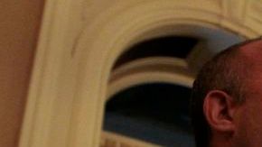 El senador Darrell Steinberg habla a los reporteros sobre el presupuesto.