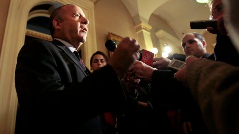 El senador Darrell Steinberg habla a los reporteros sobre el presupuesto.