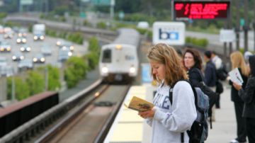 Viajeros esperan por un tren de BART en Oakland.