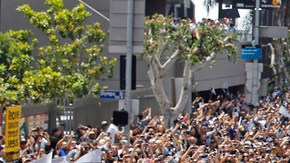 Miles de personas se dieron cita en el centro de Los Ángeles para festejar ruidosamente el merecido triunfo del equipo local.