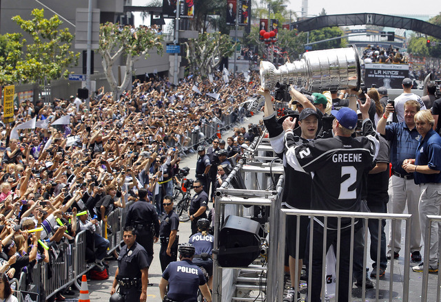 Miles de personas se dieron cita en el centro de Los Ángeles para festejar ruidosamente el merecido triunfo del equipo local.