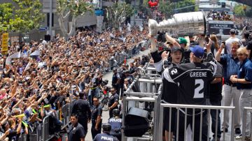 Miles de personas se dieron cita en el centro de Los Ángeles para festejar ruidosamente el merecido triunfo del equipo local.